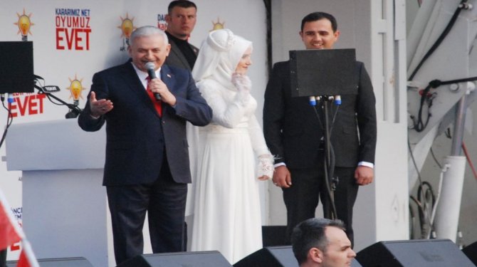 Başbakan Yıldırım mitingde nikah kıydı