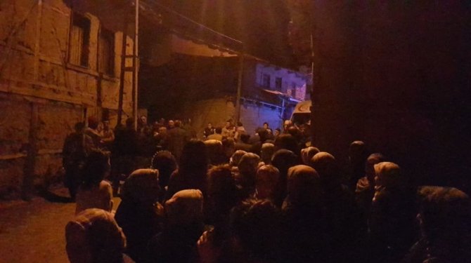 Hırsızlar vahşet saçtı; yaşlı adamı öldürüp, eşine işkence yaptılar