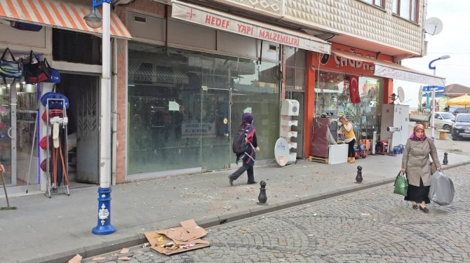 5 katlı apartmandan kafasına tuğla düştü