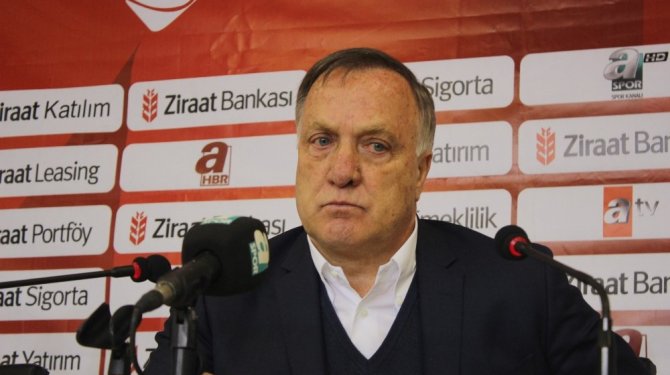 Advocaat takımının performansından memnun