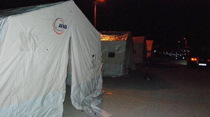 Depremzedeler için çadırlar kurulmaya başlandı