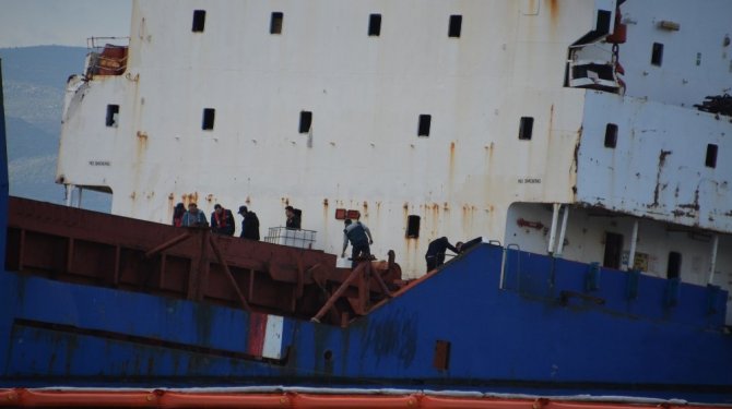 Hacizli gemiden denize yakıt sızıntısı