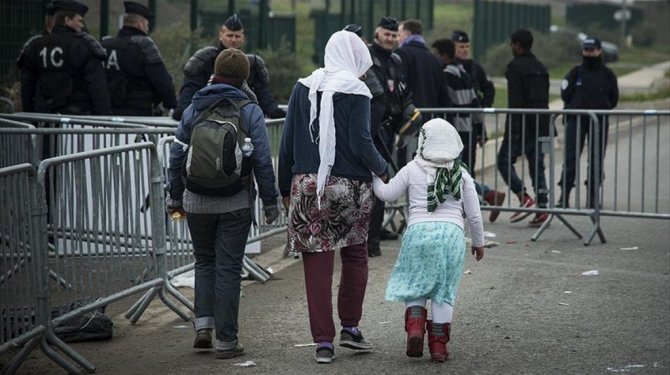 Fransa'nın Calais kentinde belediye sığınmacılara yemek vermeyi yasakladı