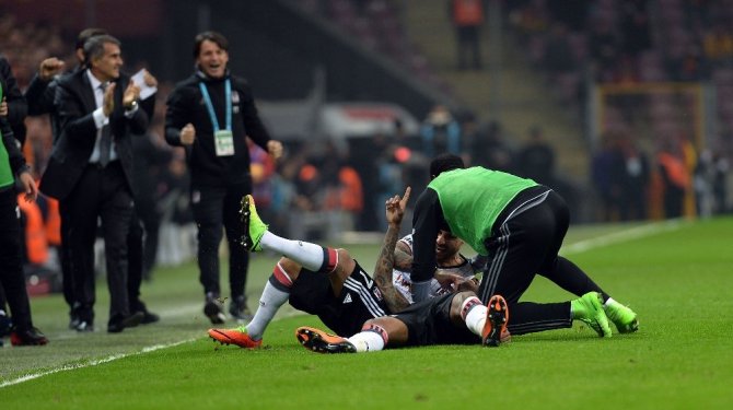 Deplasmanda da siyah-beyazlılar zirveyi bırakmıyor