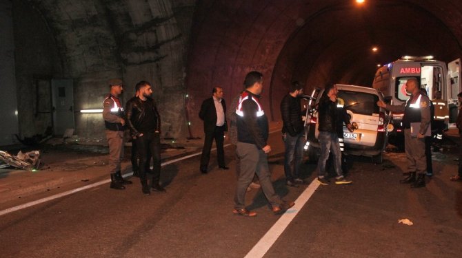 Otomobil tünel girişi takla attı: 2 kişi öldü