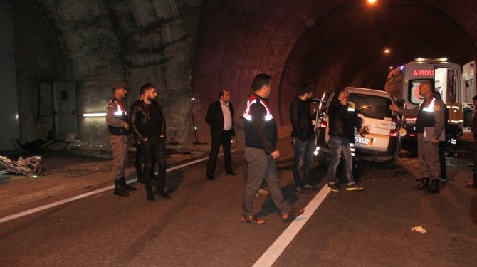 Otomobil tünel girişi takla attı: 2 kişi öldü