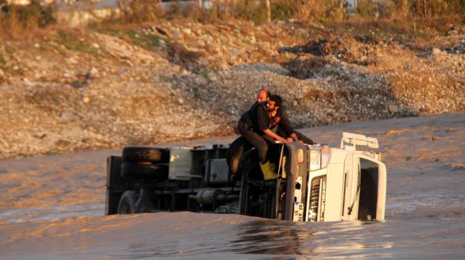 Azgın sularda can pazarı yaşandı
