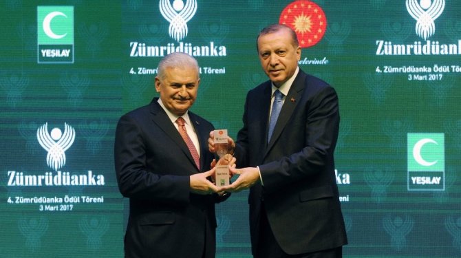 Başbakan Yıldırım, ödülünü Cumhurbaşkanı Erdoğan’ın elinden aldı