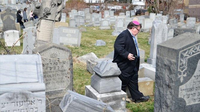 New York'ta Yahudilerin mezar taşları tahrip edildi
