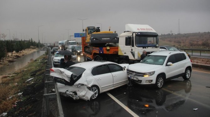 Bakanı karşılamaya giden konvoyda kaza: 5 yaralı