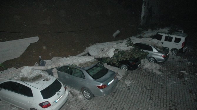 İstinat duvarı araçların üzerine çöktü