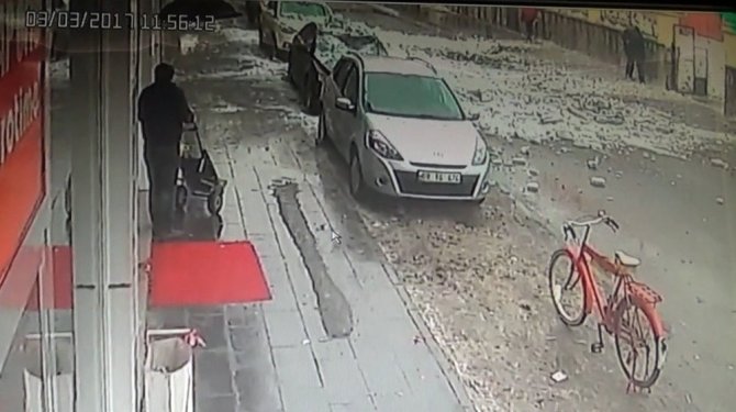 Kar kütlesinin altında kalmaktan saniyelerle kurtuldu