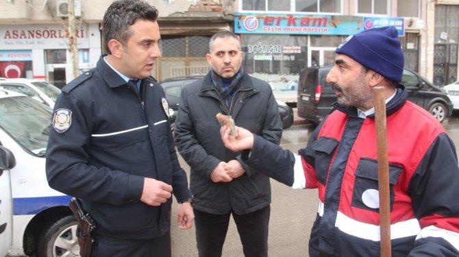 Temizlik işçisinden takdir edilecek davranış