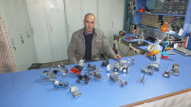 Hurdalardan maket oyuncaklar yapıyor