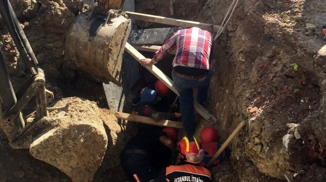 Toprak altında kalan Suriyeli işçi kuratıldı