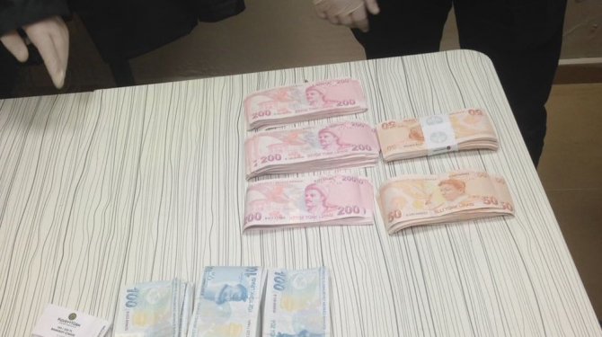 Yol kenarında sahte para dolu çanta bulundu