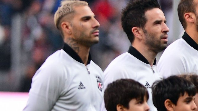 Beşiktaş’a 2 isimden kötü haber