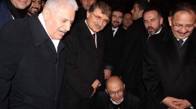 Başbakan ile ayakkabı boyacısı arasında güldüren diyalog