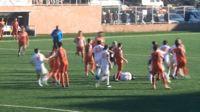 Futbolcular tekme yumruk birbirine girdi!