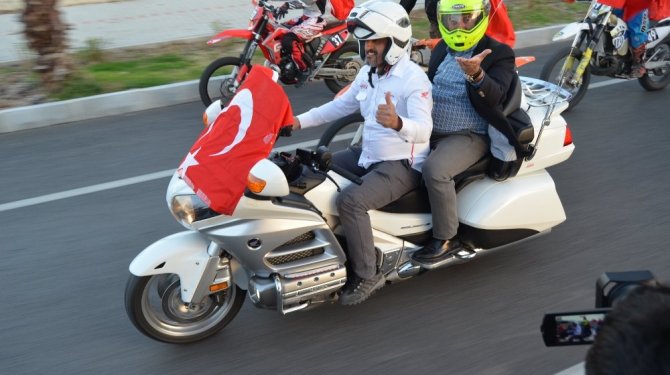 Bakan Çavuşoğlu ilçe merkezine motosikletle geldi