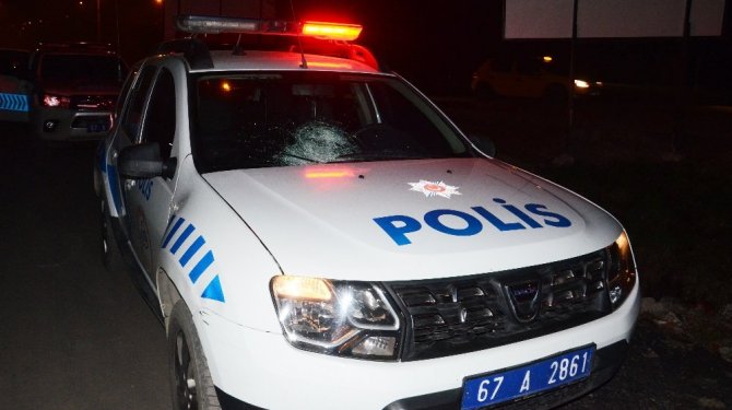 Psikopat genç polis aracını önce taşladı ardından kafa atarak camını kırdı