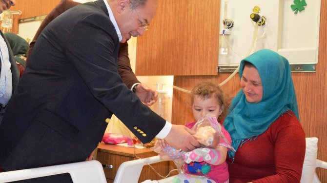 Bakan Akdağ çocuk hastalara moral verdi