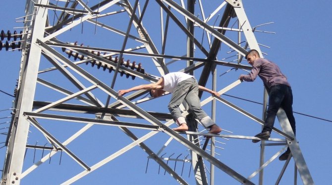 Yüksek gerilim hattı direğinde intihar kovalamacası