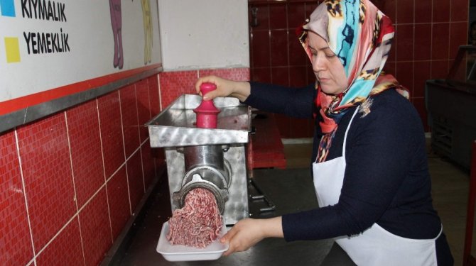 Kadın kasap erkeklere taş çıkarıyor