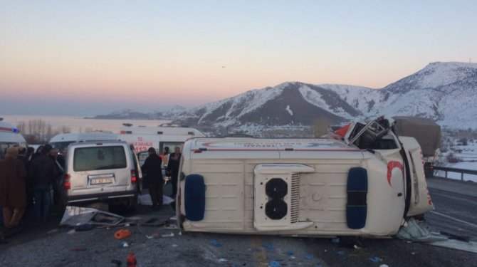 Ambulansla hafif ticari araç çarpıştı: 4 ölü, 1 yaralı