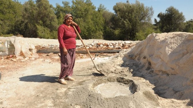 4 çocuk annesi çocukları için inşaatta çalışıyor