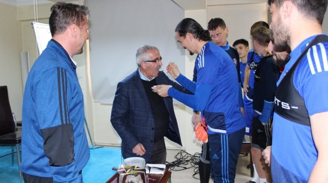 Karabükspor’da başkan Tankut’a doğum günü sürprizi