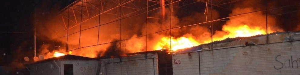Elbistan'da açık pazar yerinde yangın çıktı! Ekmek tekneleri kül oldu
