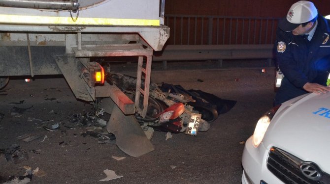 Tıra çarpan motosikletli hayatını kaybetti