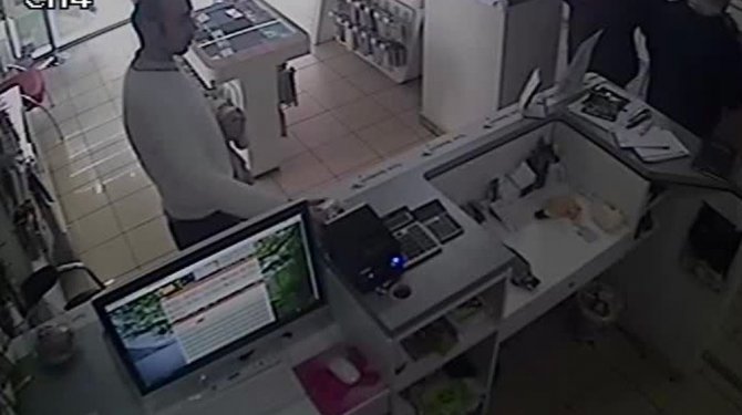 Sadaka kutusu bile çaldılar