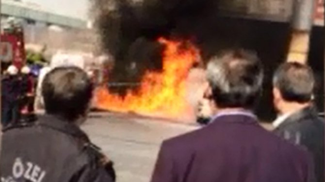 Yolun ortasında otomobil alev alev yandı