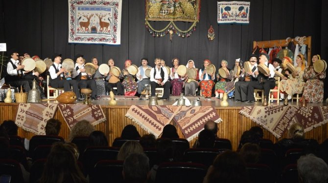 Anneler Tiyatro Topluluğu, "Düğün ya da davul" adlı oyunu sahneledi