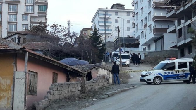 Polisten kaçıp çatıya çıktı, 4 saatte ikna edildi