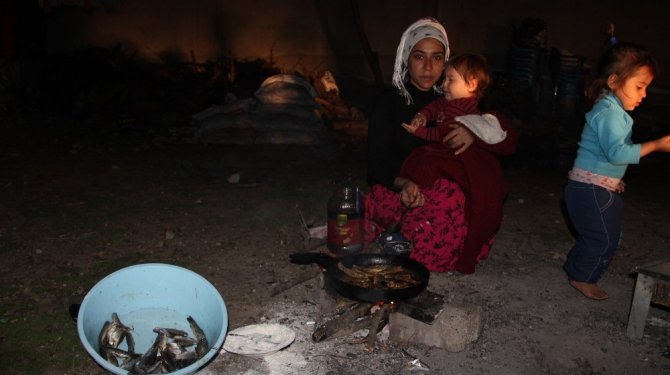 3 çocuğuyla derme çatma evde yaşam mücadelesi veriyor