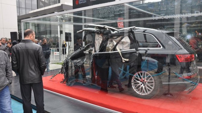 Darbecilerin tankla ezdiği araç sergileniyor