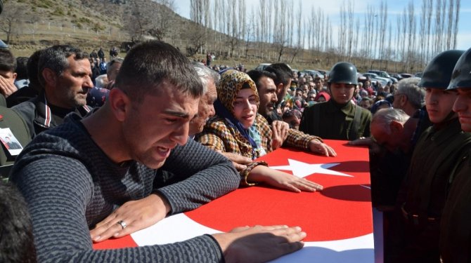 Şehit uzman çavuş gözyaşlarıyla son yolculuğuna uğurlandı