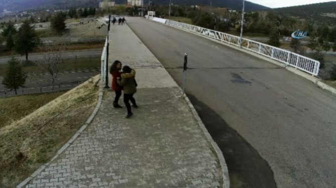 Üst geçitten yere çakıldı: Feci kaza kamerada