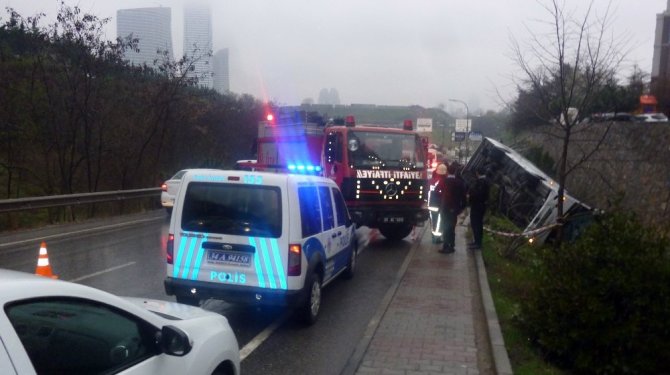 İstanbul’da çevik kuvvet polislerini taşıyan otobüs devrildi: 5 yaralı