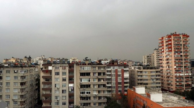 Kilis’te kum fırtınası, Adana’da çamur yağmuru etkili oldu