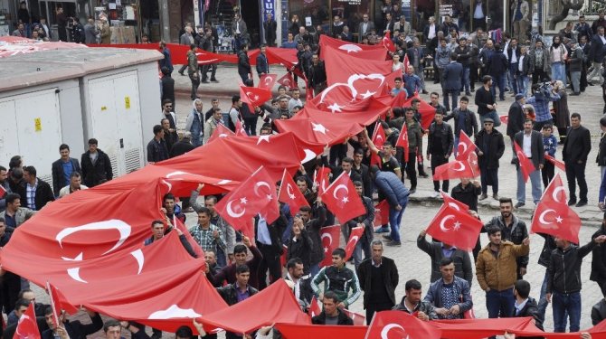 Diyarbakır’da 400 metrelik Türk bayrağı ile teröre tepki yürüyüşü