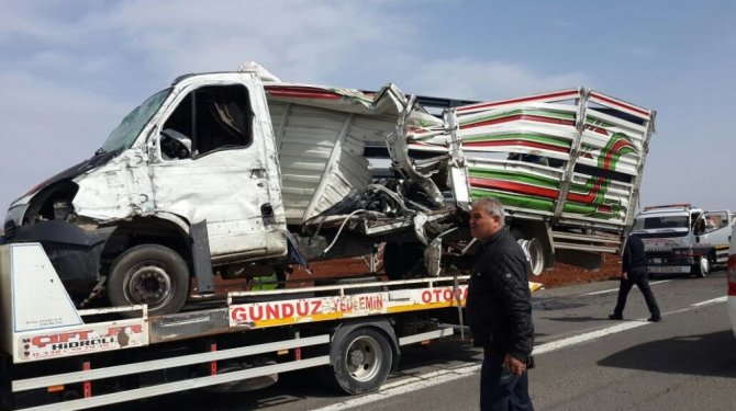 Kamyon ile kamyonet çarpıştı: 1 ölü, 4 yaralı