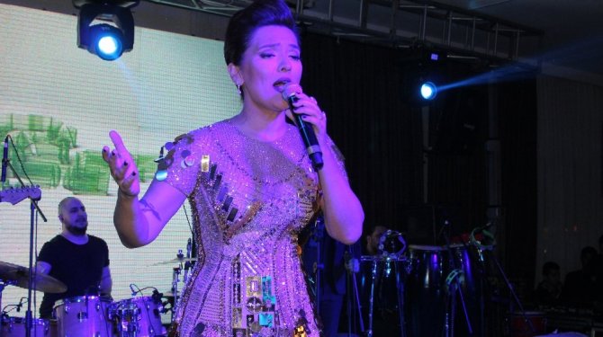 Demet Akalın hayranlarını coşturdu