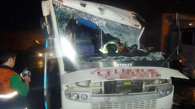 Virajı alamayan işçi servisi tıra çarptı: 4’ü ağır 27 yaralı