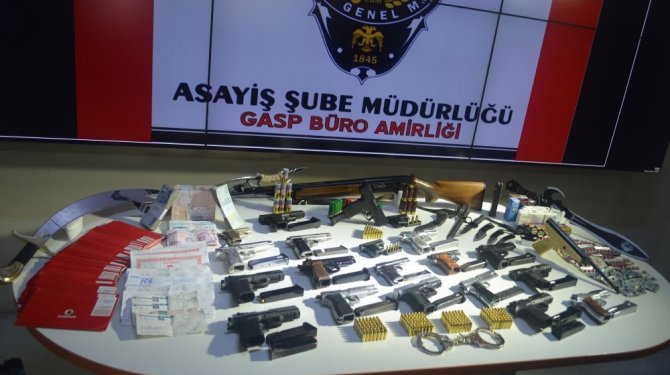 Aralarında avukatlarında bulunduğu çete çökertildi