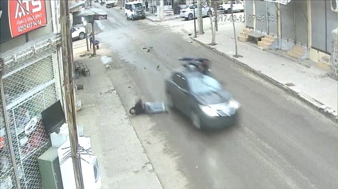 Çarptıkları otomobilin üzerinde kaldılar