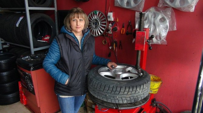 Tırnaklarında oje değil, yağ pası var